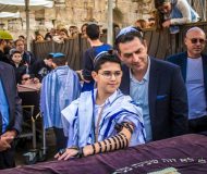 ילד ואביו בטקס בר מצווה