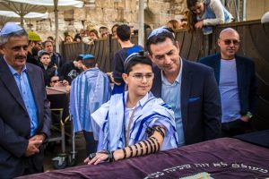 ילד ואביו בטקס בר מצווה