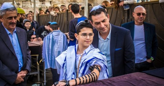 ילד ואביו בטקס בר מצווה